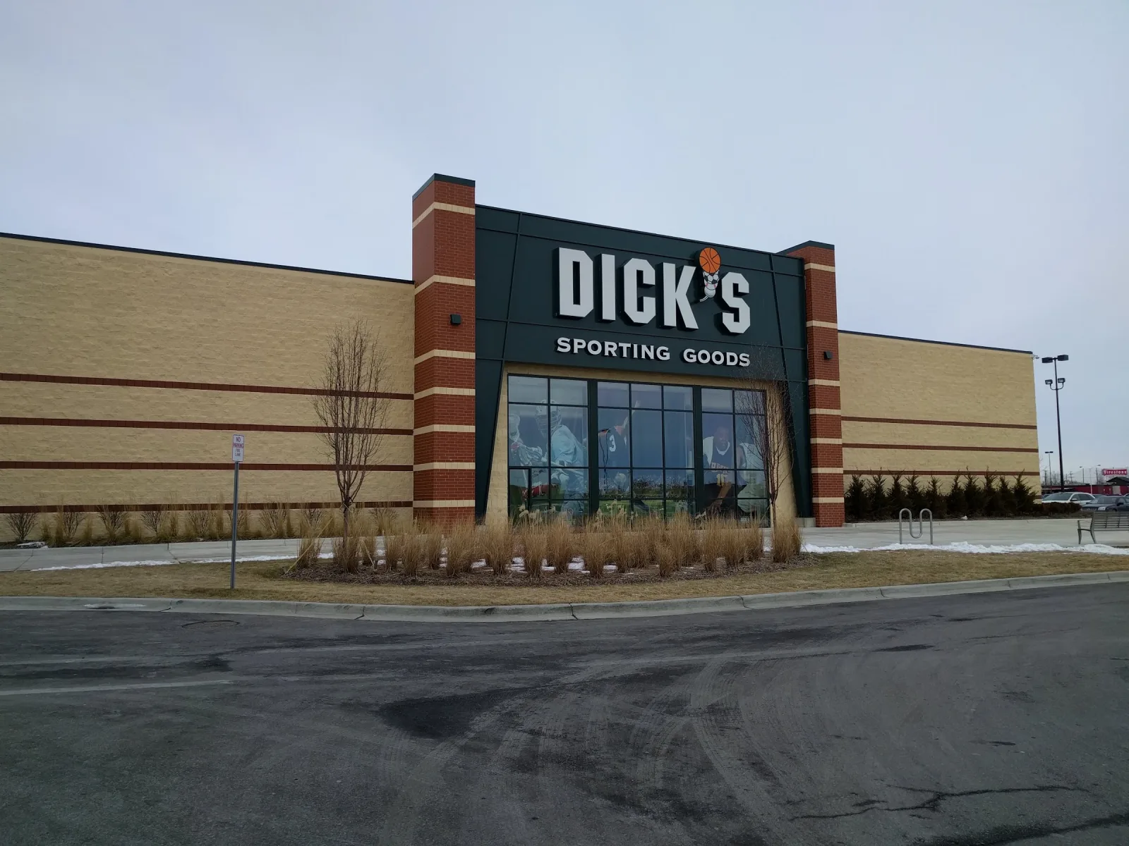 DICK'S Sporting Goods Roseville storefront