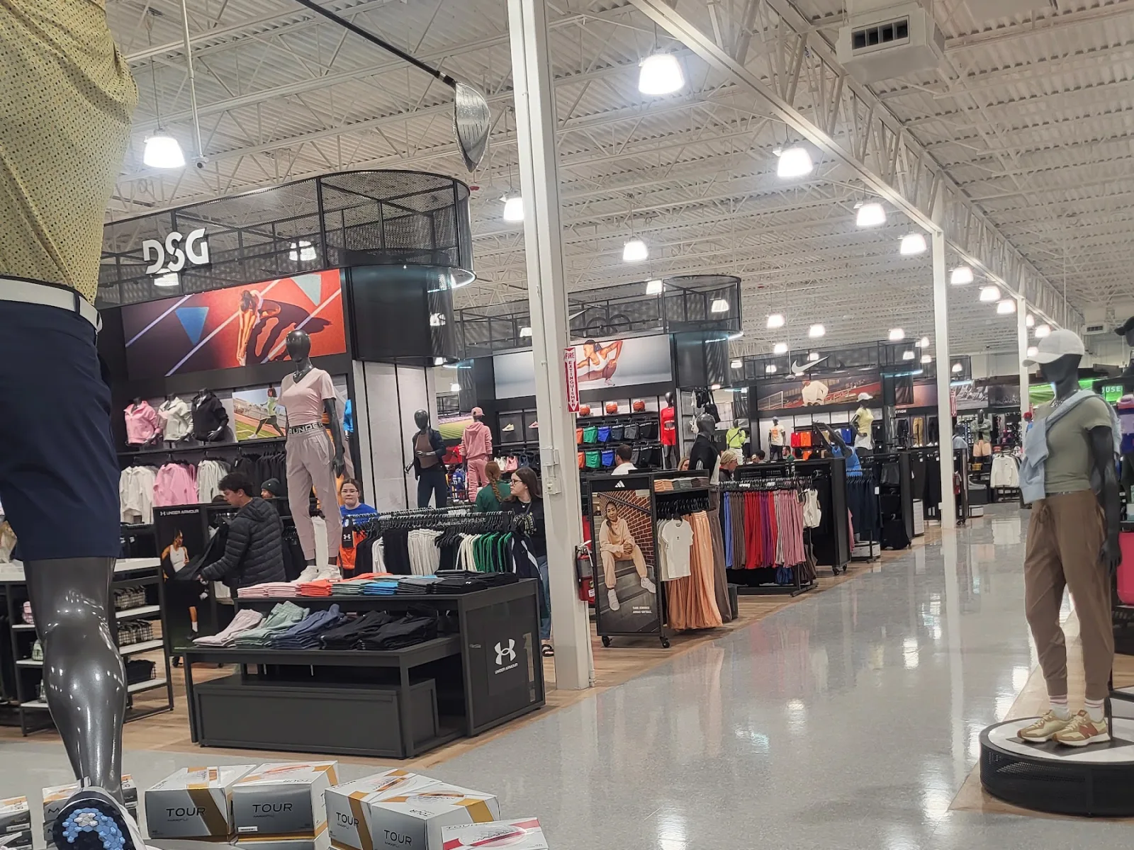 DICK'S Sporting Goods Edwardsville: dentro de la tienda