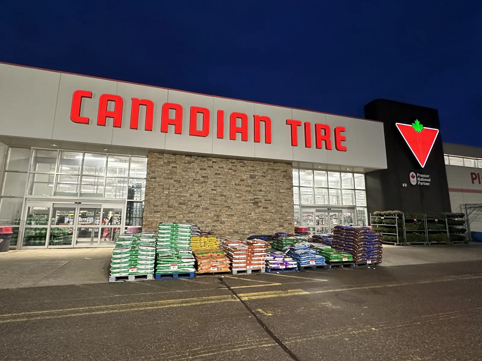 Fachada de Canadian Tire Brampton McLaughlin Road
