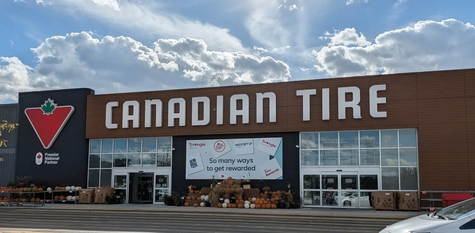 Fachada de Canadian Tire Burlington North