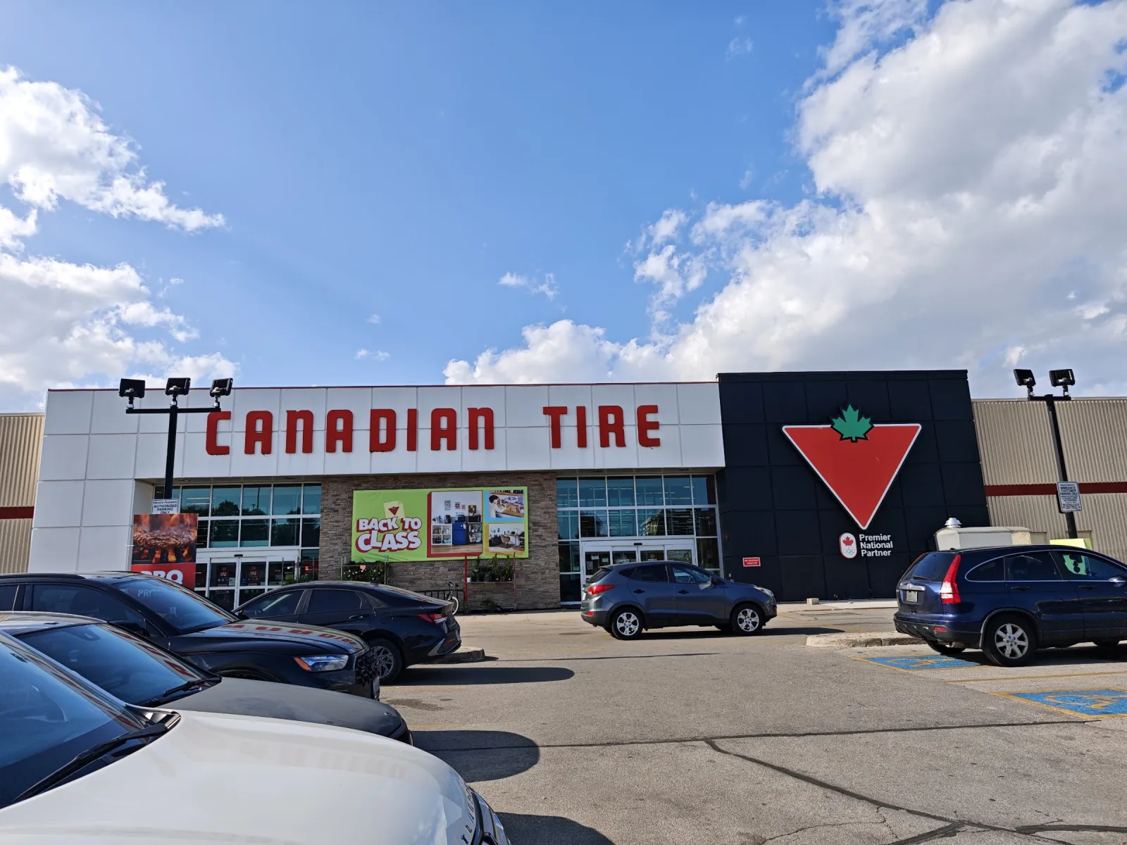 Fachada de Canadian Tire Eglinton & Caledonia