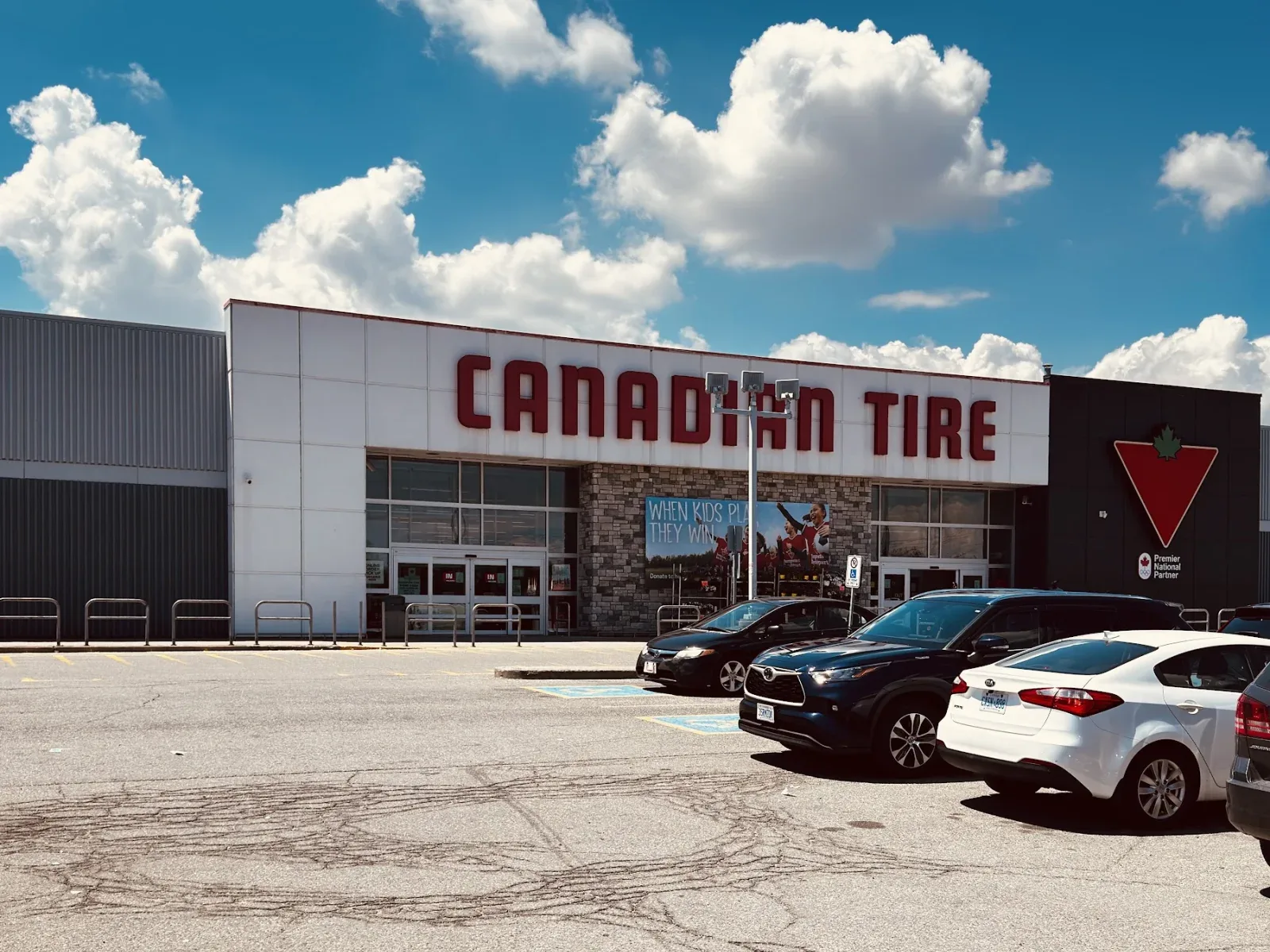 Fachada de Canadian Tire Etobicoke, Albion & Kipling