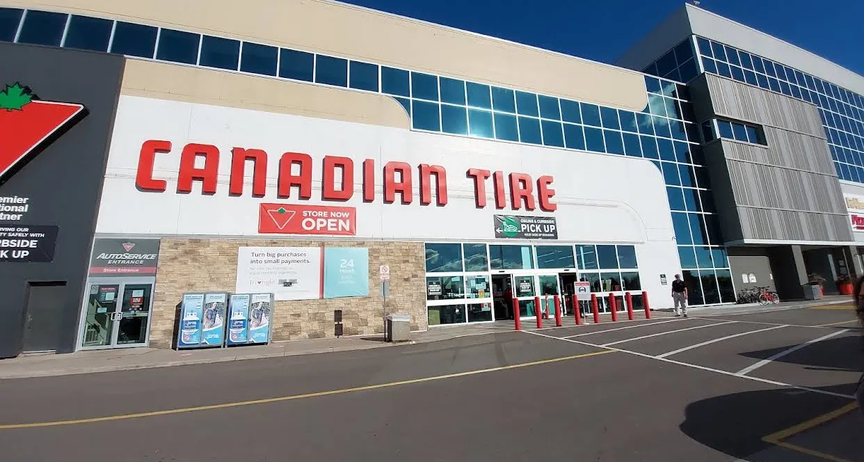 Fachada de Canadian Tire Lawrence & Allen Expressway