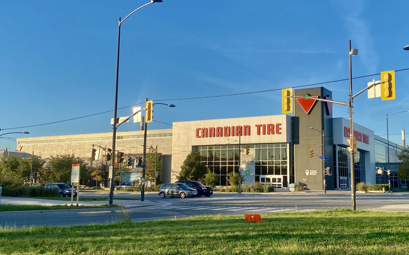 Fachada de Canadian Tire Leslie & Lake Shore