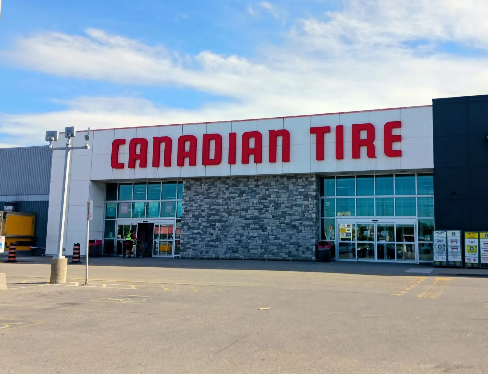 Fachada de Canadian Tire Maple (Vaughan)