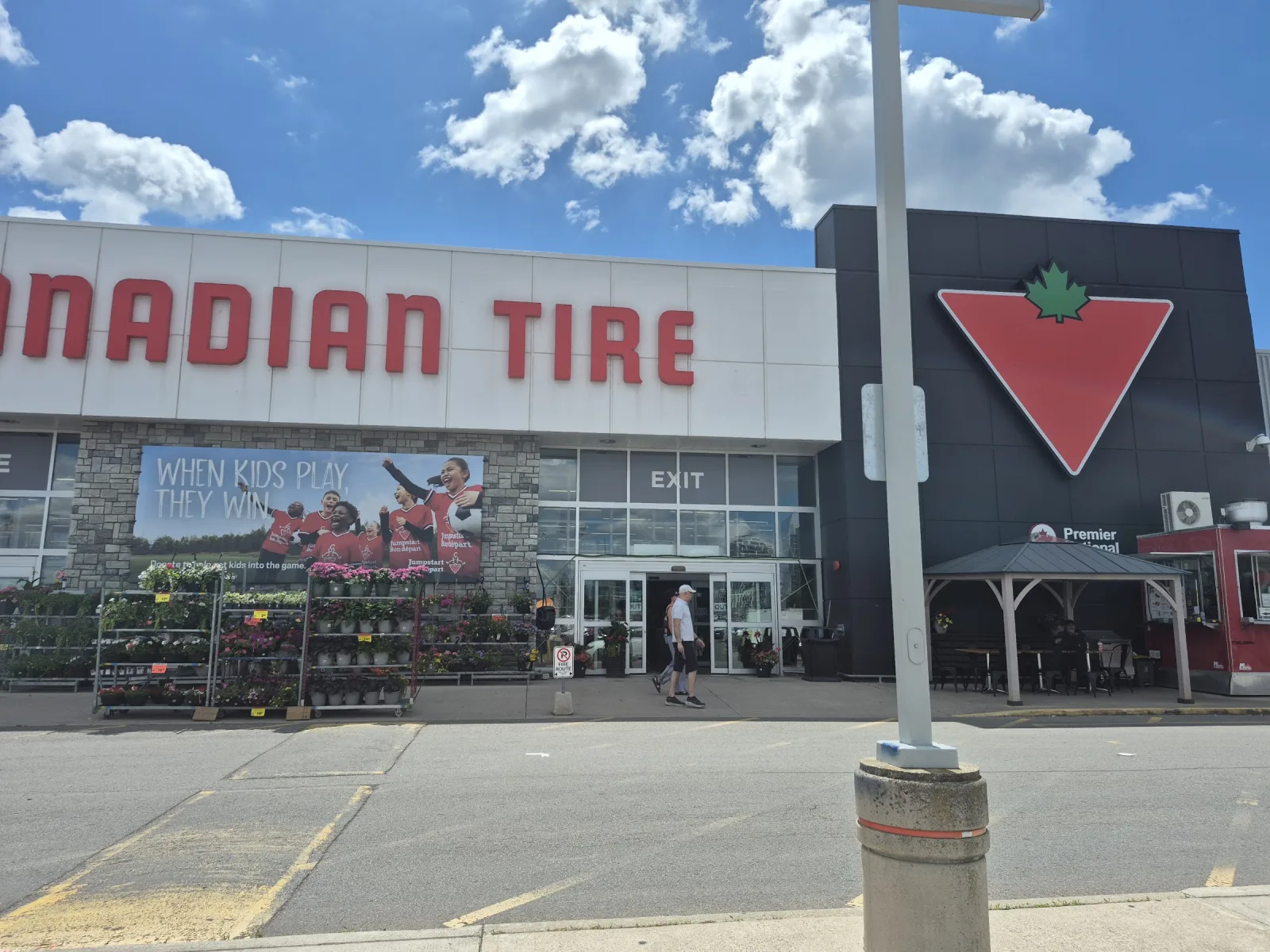 Fachada de Canadian Tire Oakville North