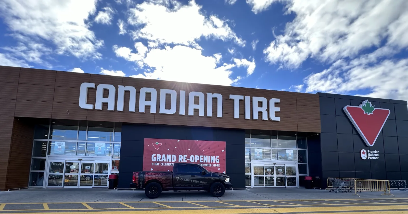 Fachada de Canadian Tire Oshawa Mid