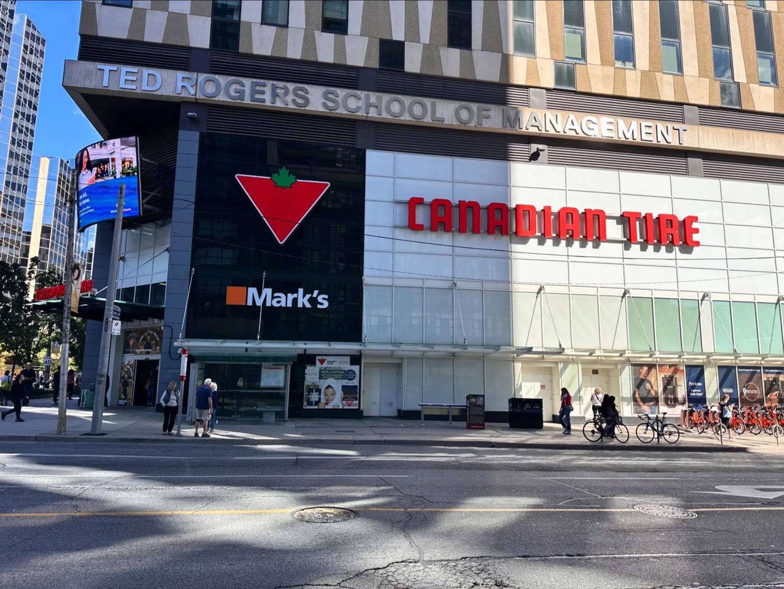 Fachada de Canadian Tire Toronto Eaton Centre