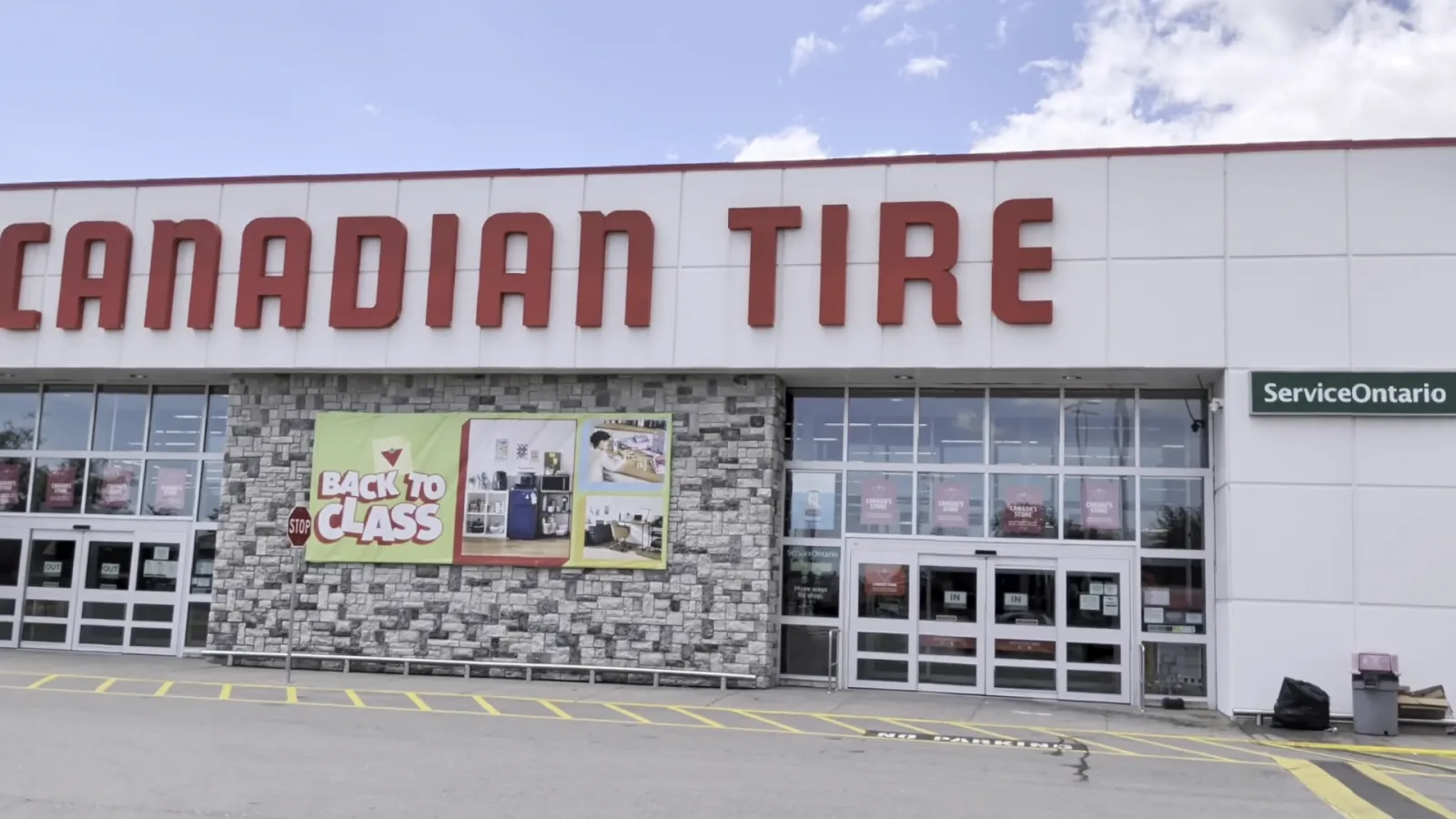 Fachada de Canadian Tire West Toronto (Stockyards)