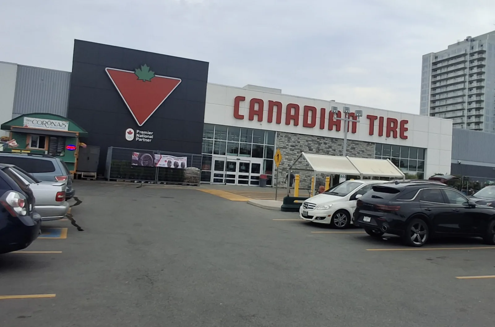 Fachada de Canadian Tire Whitby North