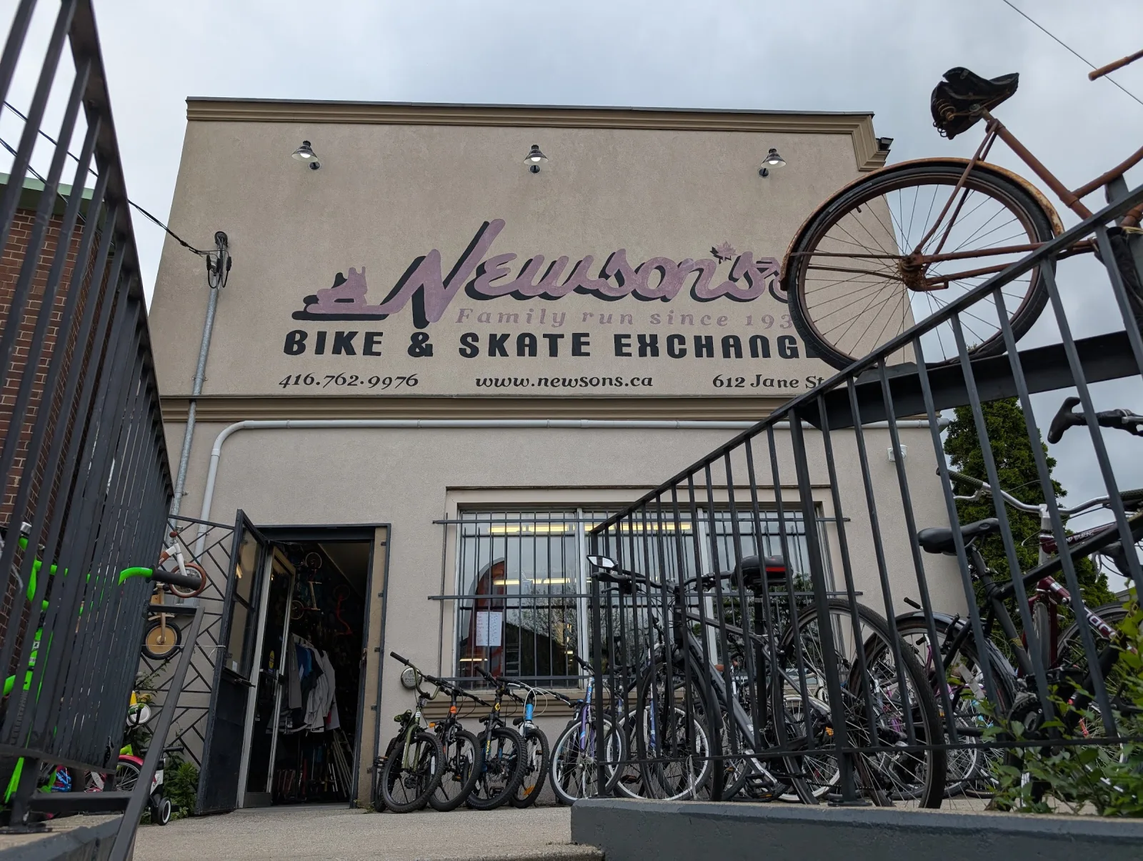 Fachada de Newson's Bike & Skate Exchange