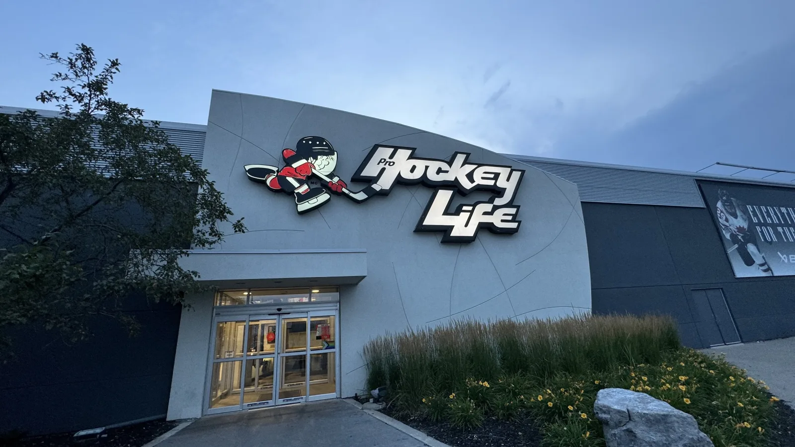 Fachada de Pro Hockey Life Vaughan Mills