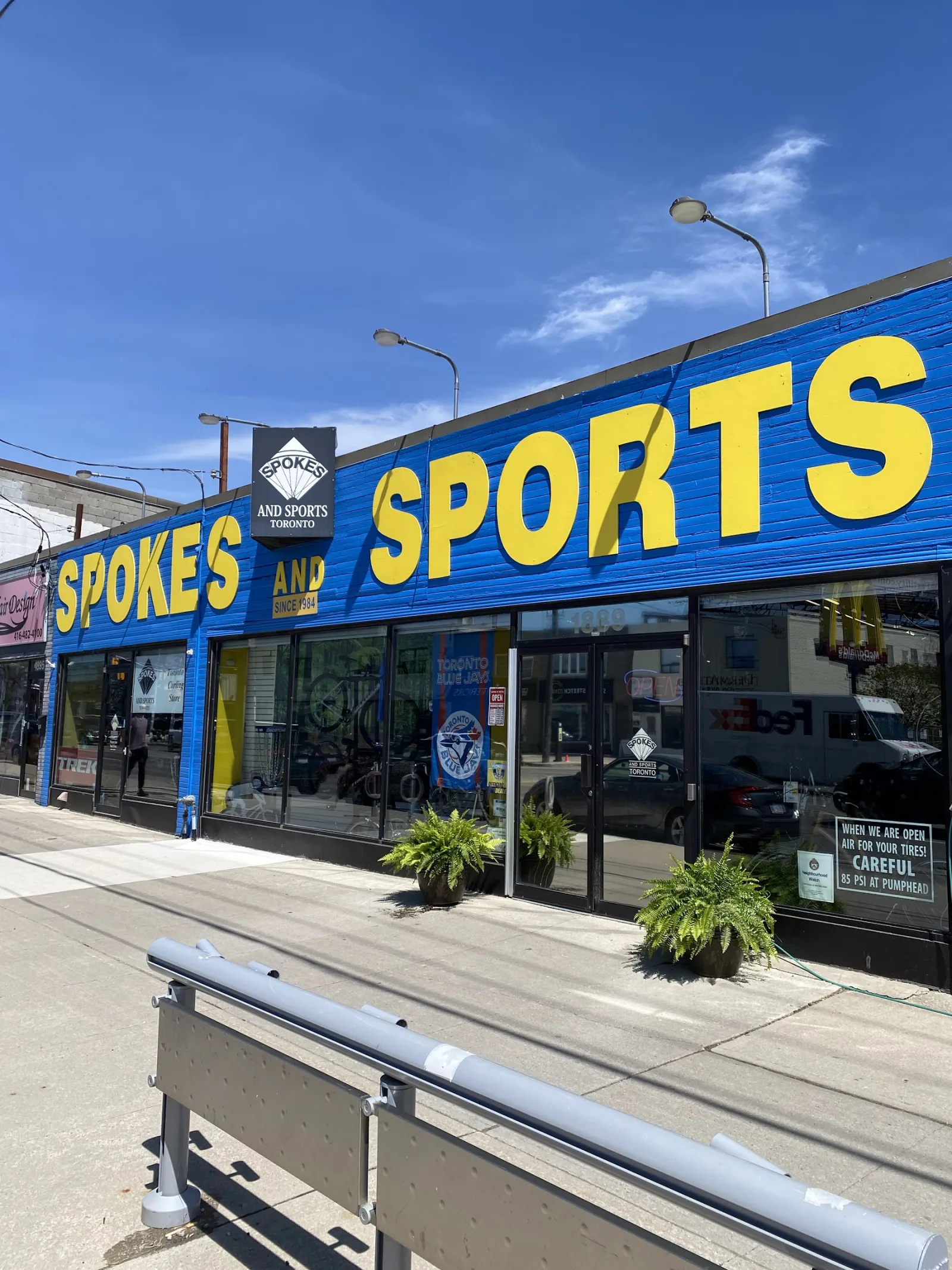 Fachada de Spokes and Sports