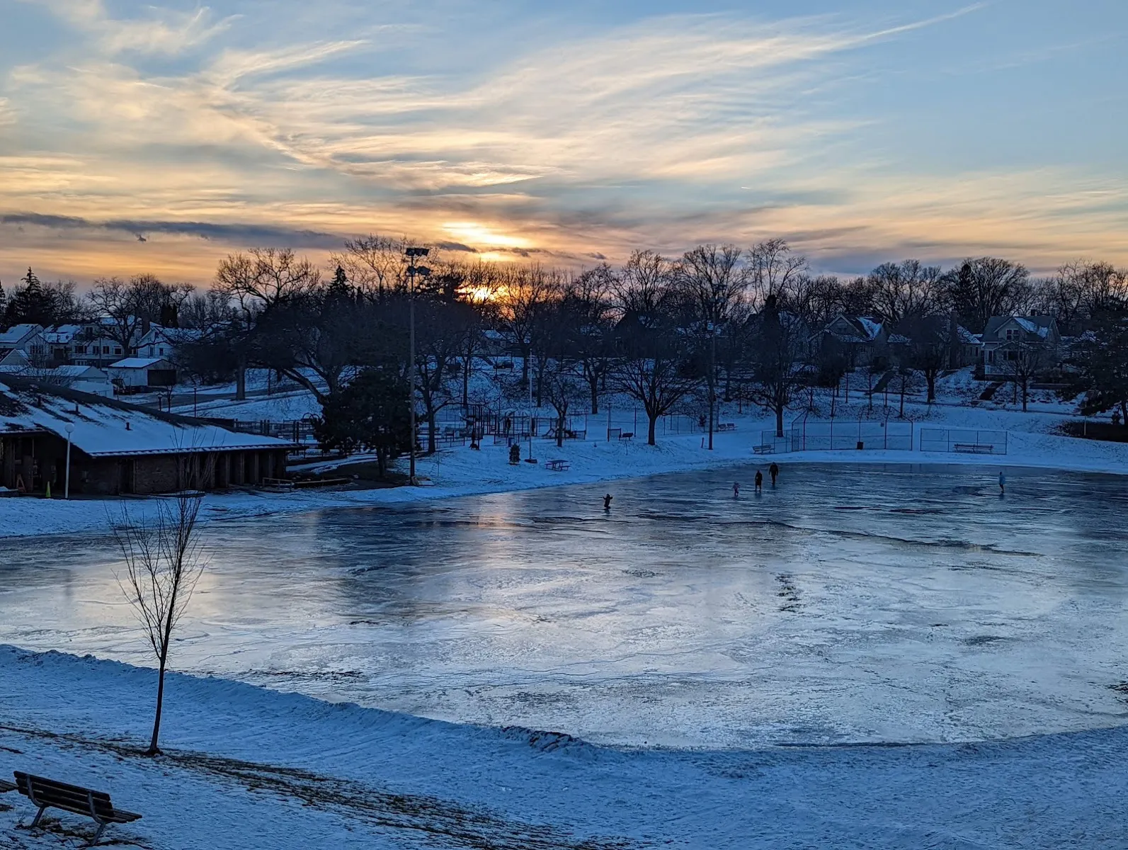 Pista congelada y caseta de calefacción en 40th Street Park, Minneapolis, al atardecer (foto del listado de Google Maps) — 40th Street Park Outdoor Rink