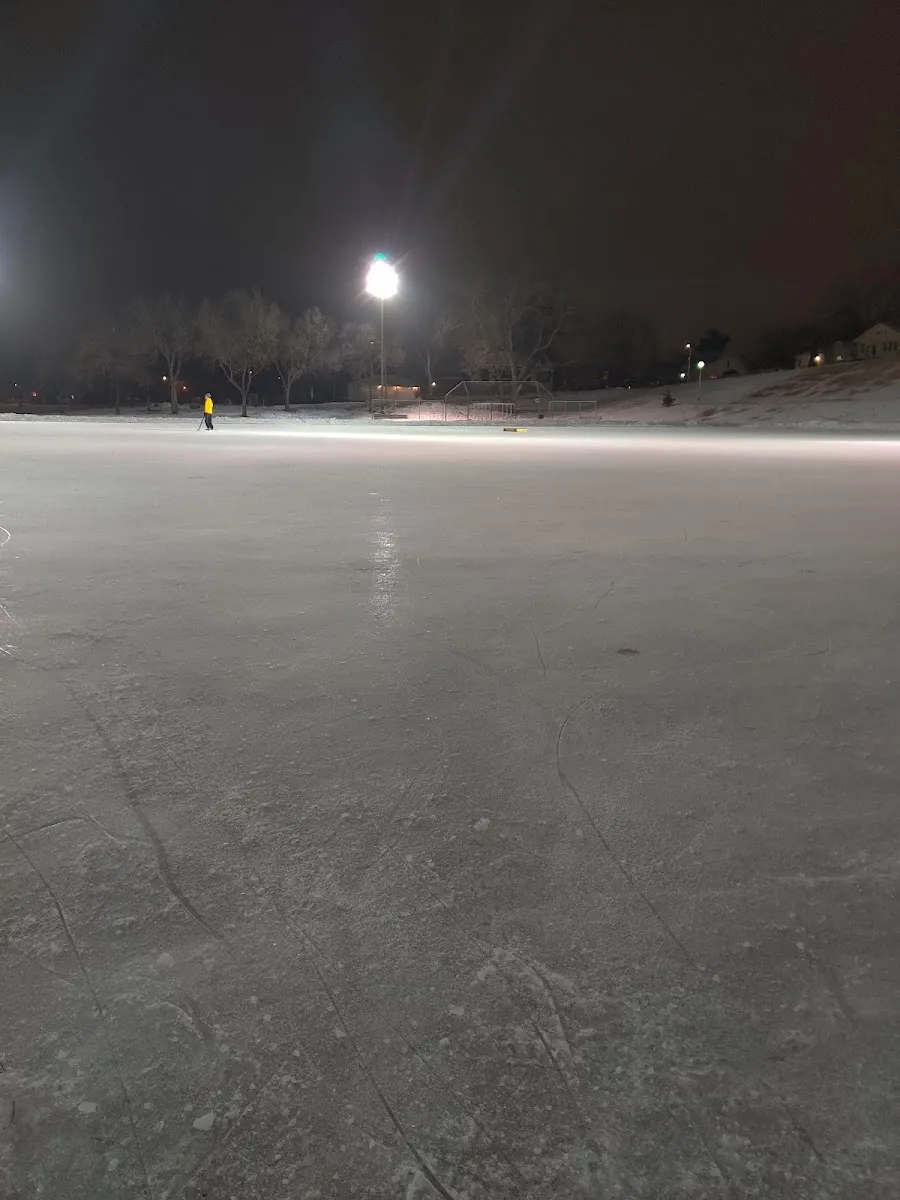 Superficie de hielo iluminada en 40th Street Park, Minneapolis, de noche (foto del listado de Google Maps) — 40th Street Park Outdoor Rink