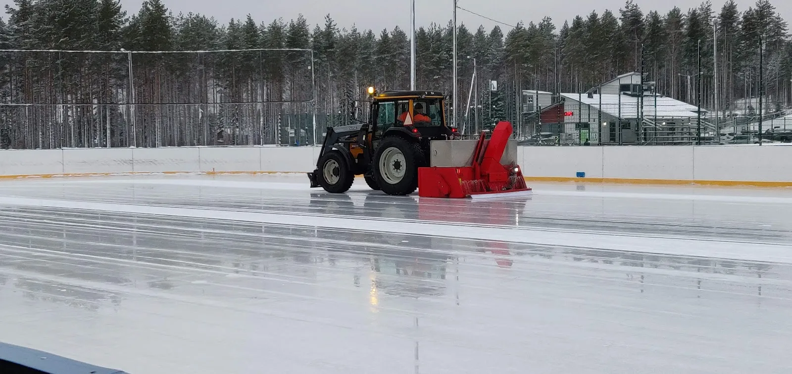 The resurfacer on the outdoor artificial ice at Äänekosken Liikuntapuisto – Äänekosken Liikuntapuiston tekojää