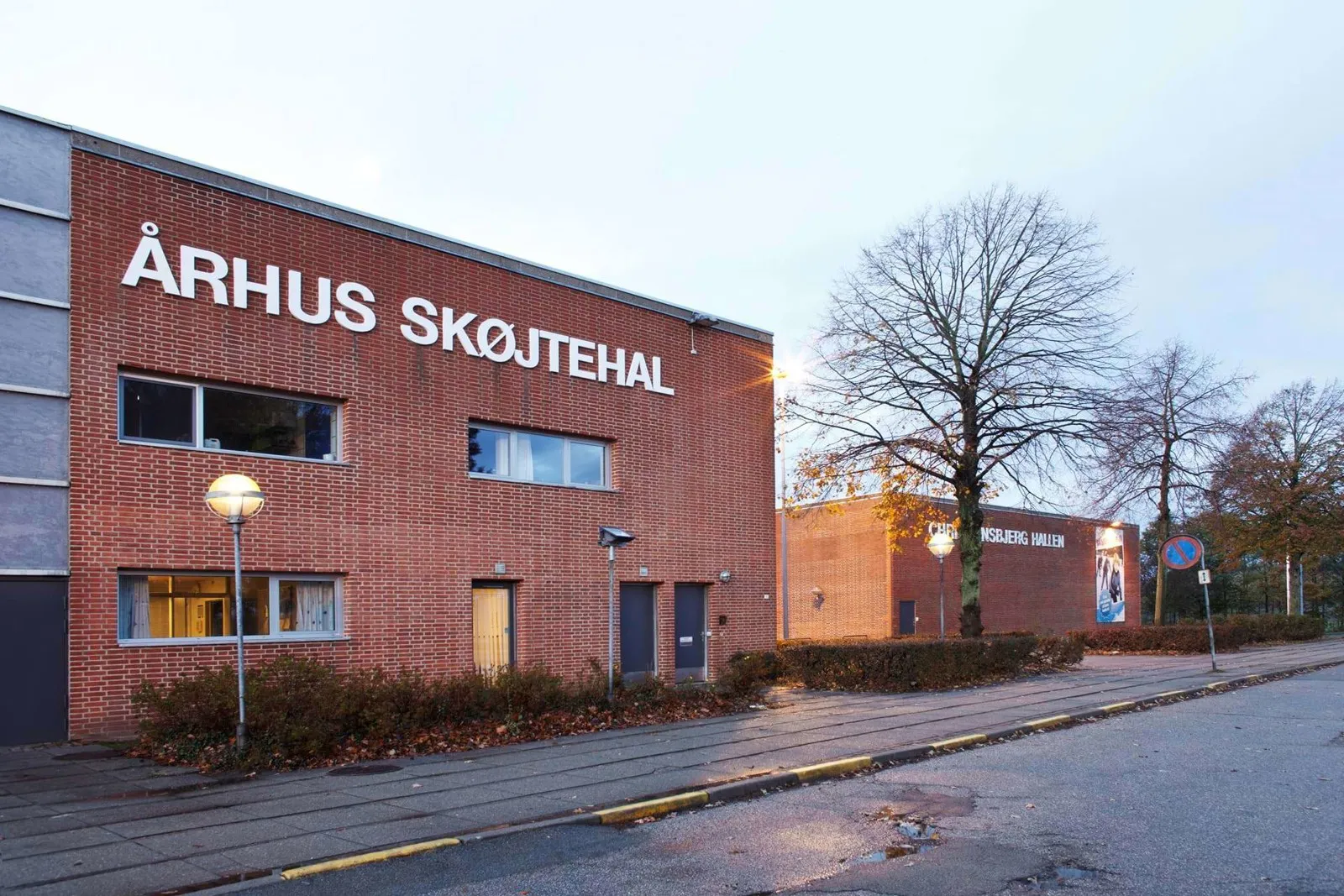 Aarhus Skøjtehal set fra Gøteborg Allé med Christiansbjerghallen bagved — Aarhus Skøjtehal