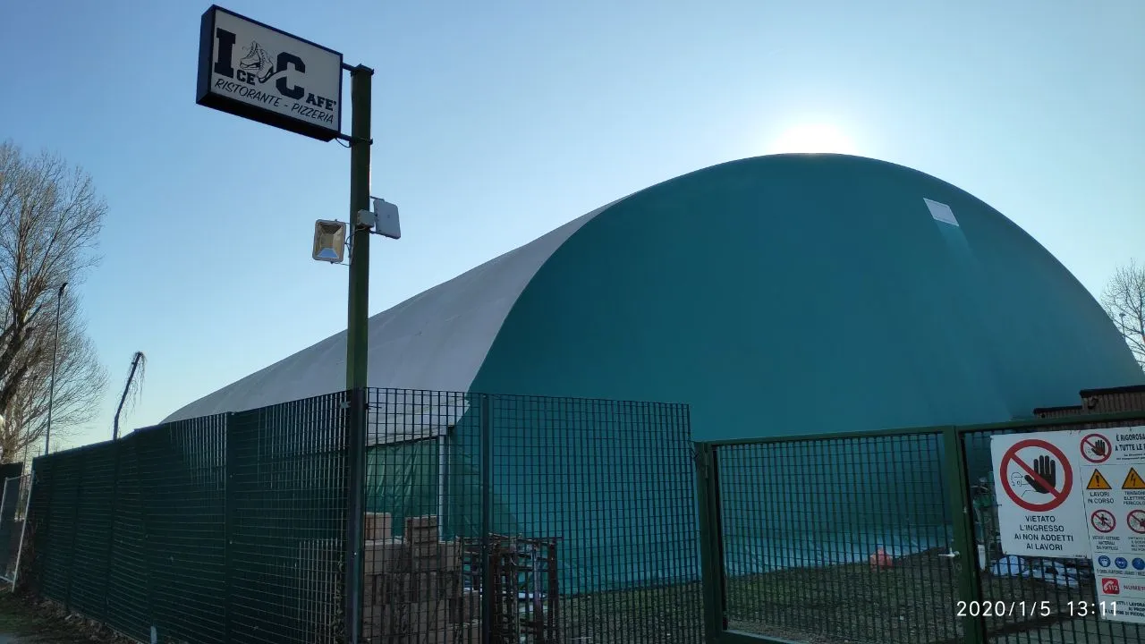 The covered dome of the Accademia del Ghiaccio seen from the street (January 2020) — Accademia del Ghiaccio