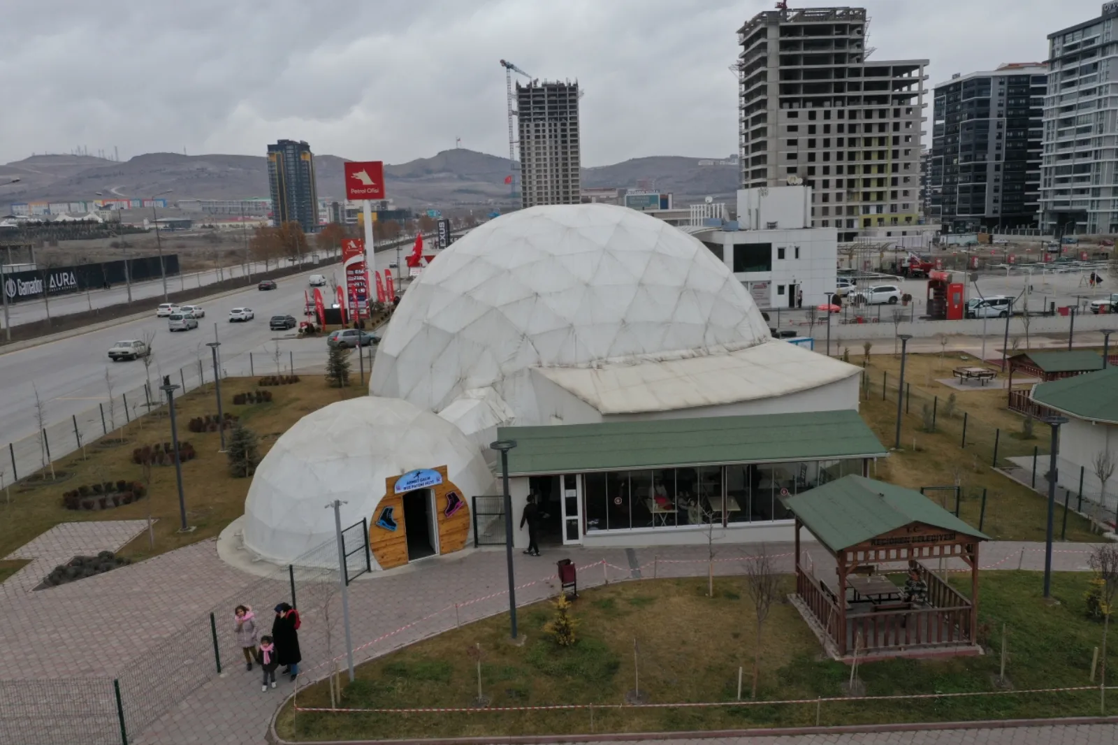 The white dome of the Ahmet Çalık ice rink in Keçiören Park, Ankara — Ahmet Çalık Buz Pateni Pisti