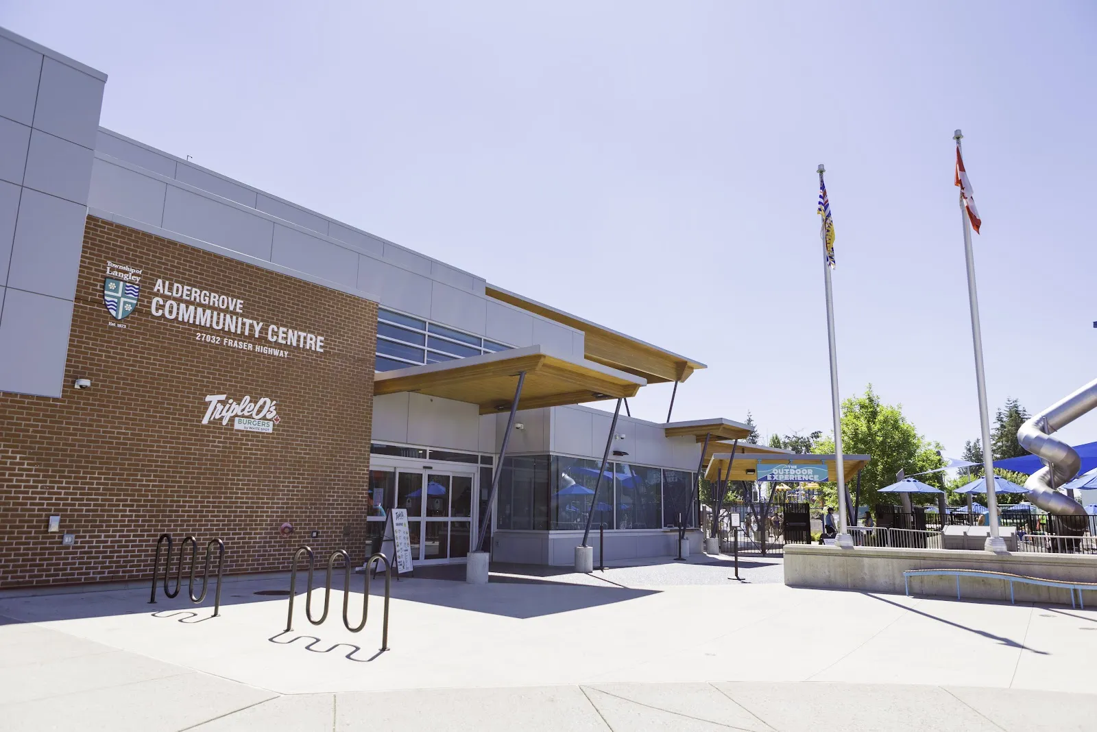 Entrada del Aldergrove Community Centre y sus mástiles — Aldergrove Community Centre