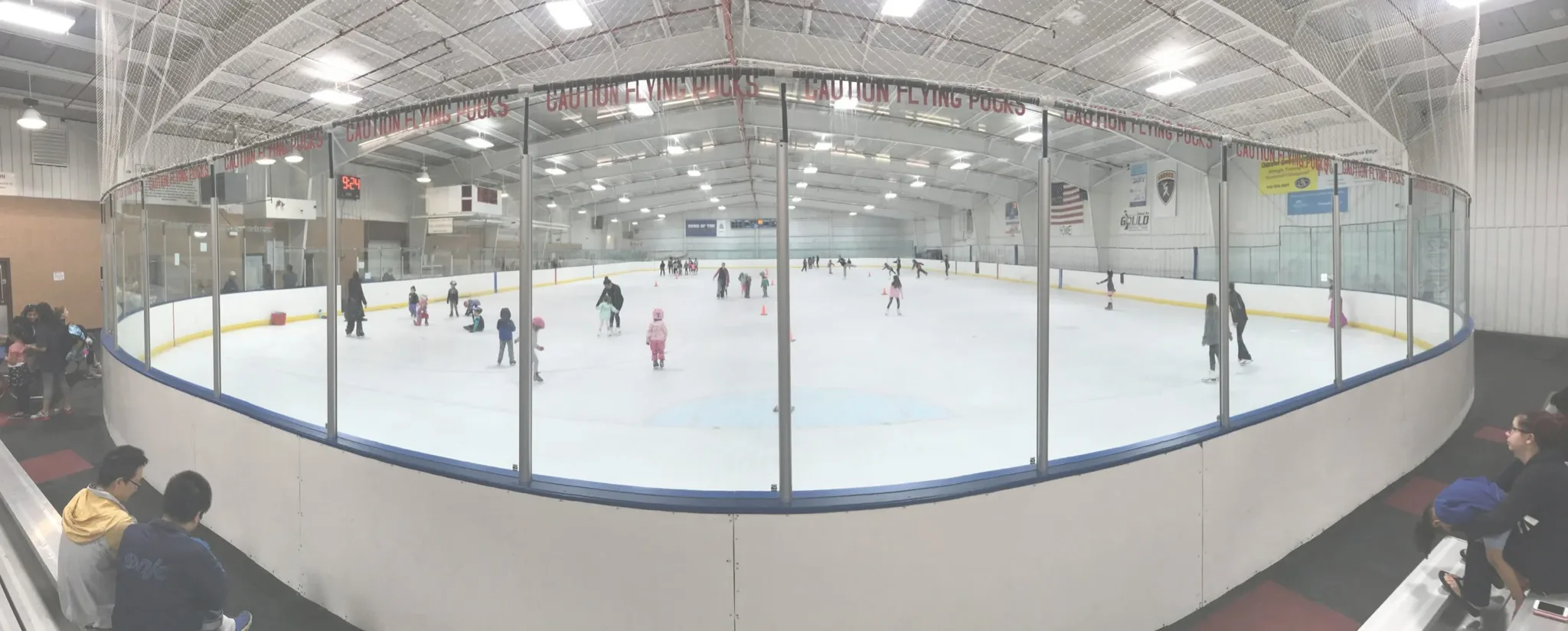 Panorámica de toda la pista desde las gradas, en pleno patinaje público — All Seasons Ice Rinks (Naperville)