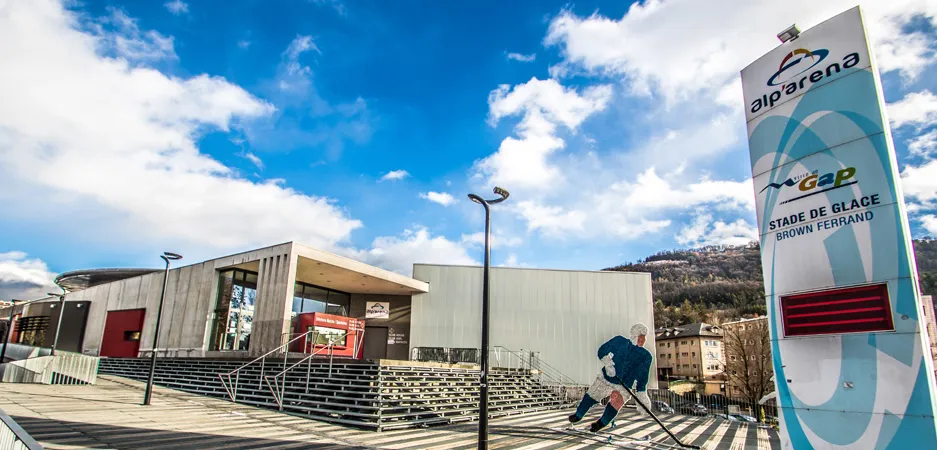 The entrance of the Alp'Arena ice stadium in Gap, with the Alp'Arena stade de glace sign in front of the building. — Alp'Arena