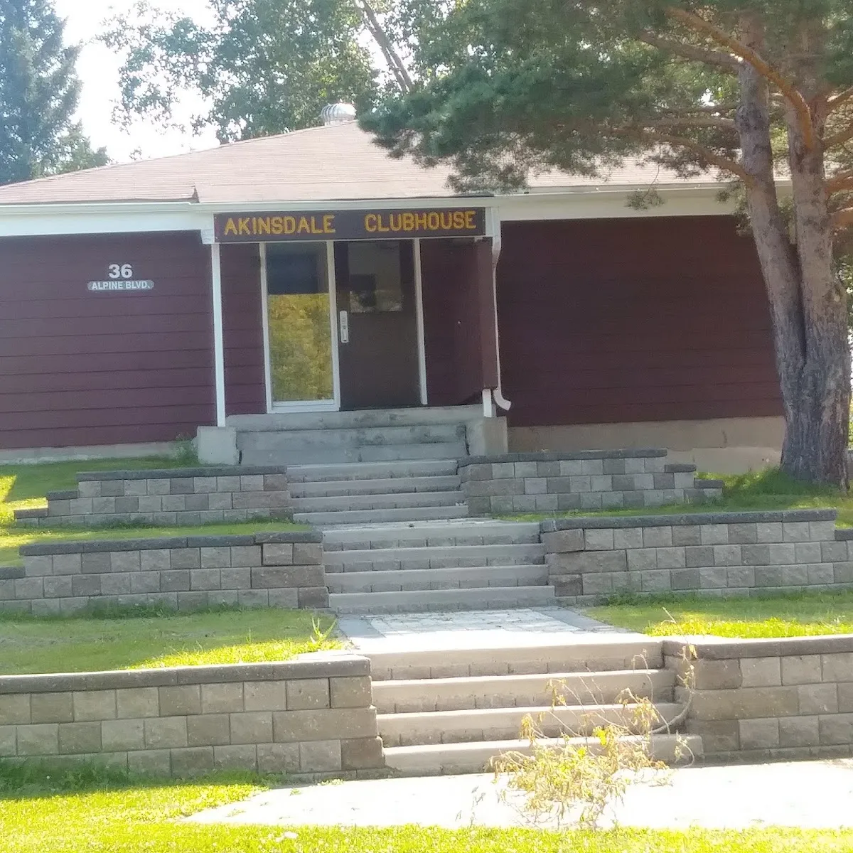 The outside of Alpine Park Outdoor Rink (St. Albert), in a photo from its Google Maps listing. — Alpine Park Outdoor Rink (St. Albert)