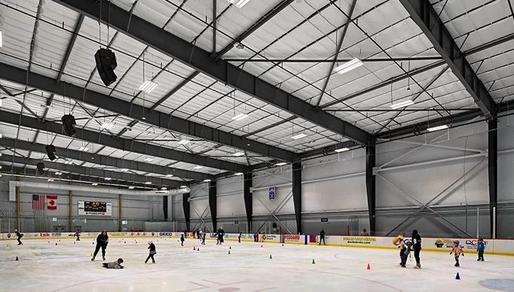 Una vista a lo ancho del hielo dentro de America First Center. — America First Center