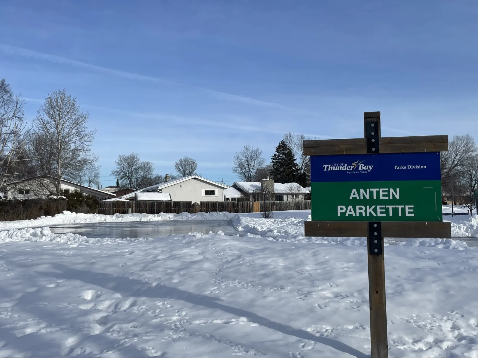 El letrero de Anten Parkette junto al estanque de patinaje — Anten Parkette Skating Pond
