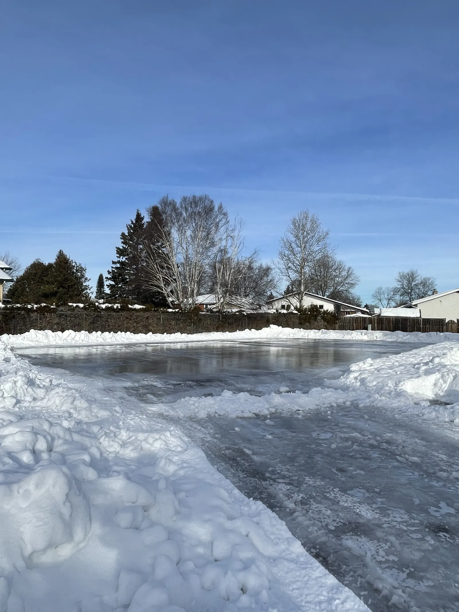 El estanque de patinaje de Anten Parkette con una superficie de hielo, visto desde el sendero — Anten Parkette Skating Pond