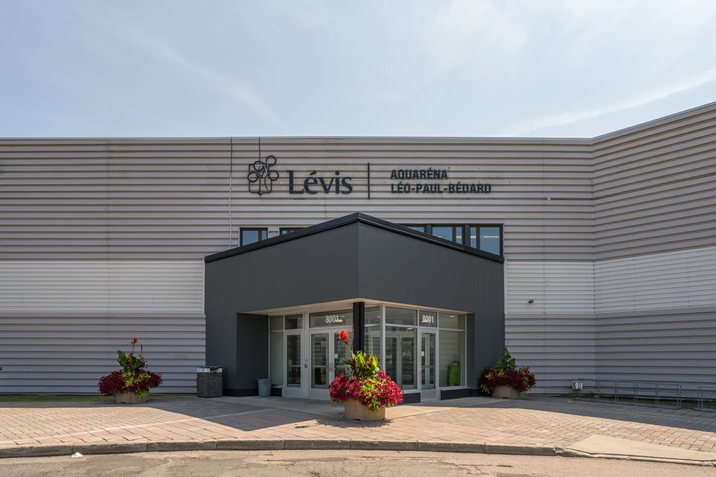 The glass-fronted entrance of the Aquaréna Léo-Paul-Bédard in Lévis, under its Lévis sign. — Aquaréna Léo-Paul-Bédard