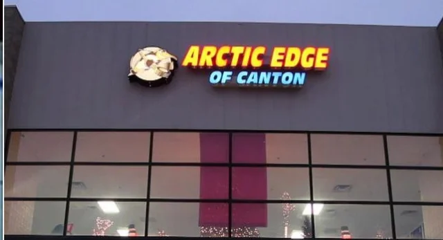 Fachada frontal al atardecer con el letrero iluminado de Arctic Edge of Canton sobre un muro de ventanales del vestíbulo — Arctic Edge Ice Arena (Canton)