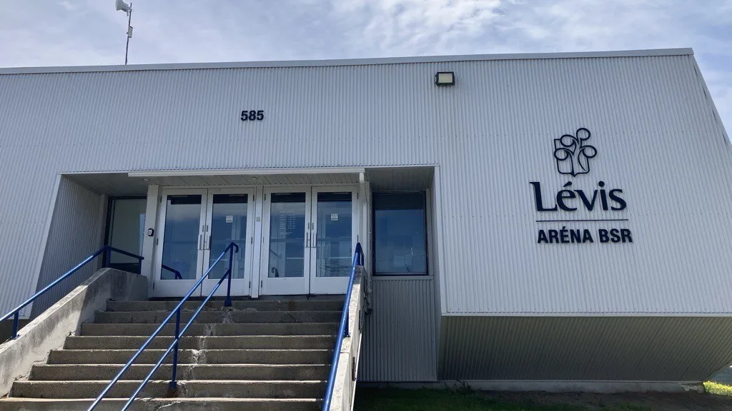 The entrance of the Aréna BSR in Lévis, number 585, with the Lévis sign beside the doors. — Aréna B.S.R. (Lévis)