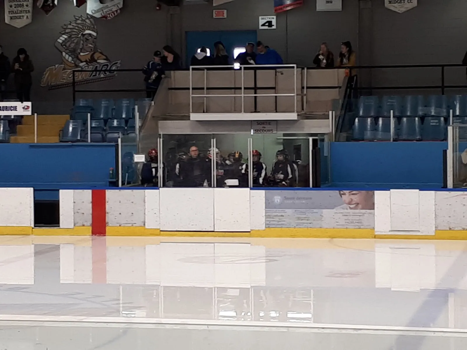 The ice surface at the Aréna de Donnacona, with the boards and the stands behind — Aréna de Donnacona