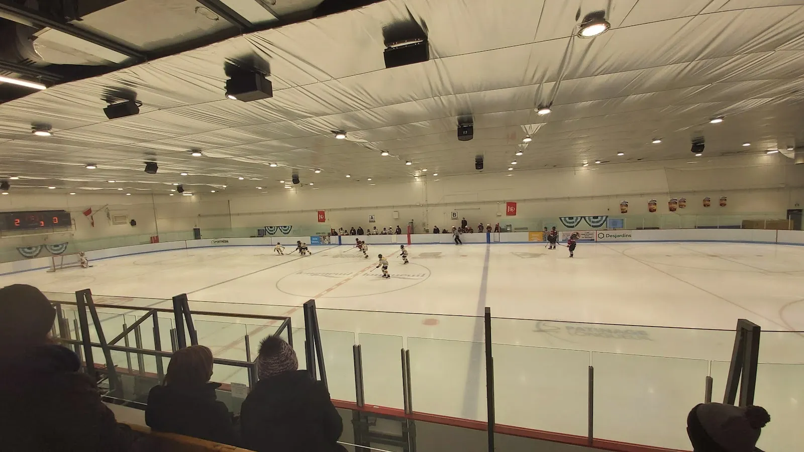 Patinadores sobre el hielo en el Aréna Émile-Butch-Bouchard. — Aréna Émile-Butch-Bouchard