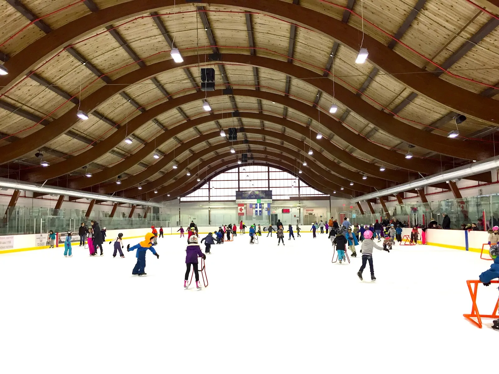 Un patinage libre sous le toit de bois courbé de l’Aréna Eric-Sharp. — Aréna Eric-Sharp