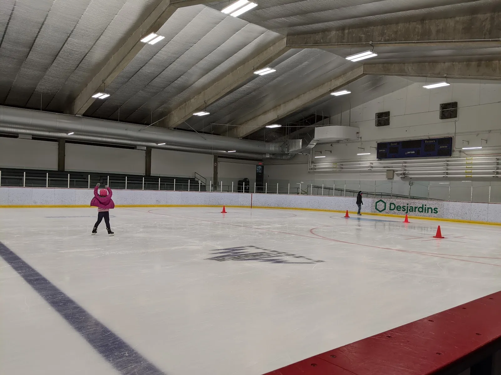 El hielo del Aréna Jacques-Cartier, con un patinador al otro lado. — Aréna Jacques-Cartier