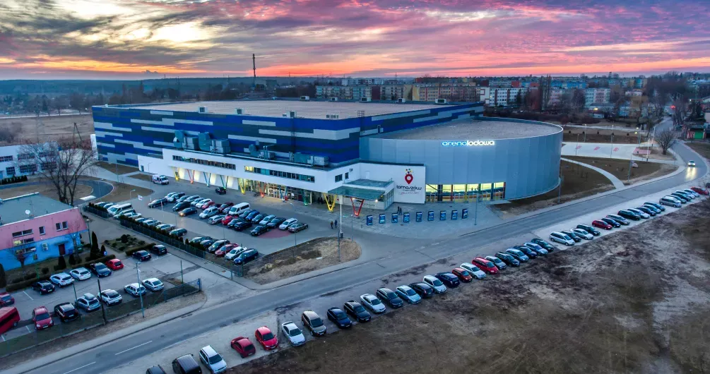 Aerial view of the Arena Lodowa and its car park in Tomaszów Mazowiecki — Arena Lodowa Tomaszów Mazowiecki