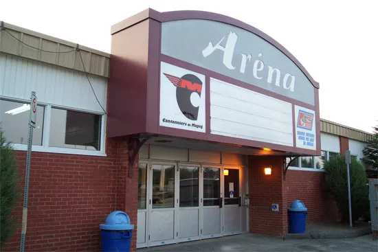 The red-brick entrance of the Aréna de Magog with its arched Aréna sign and the Cantonniers de Magog logo above the glass doors. — Aréna de Magog
