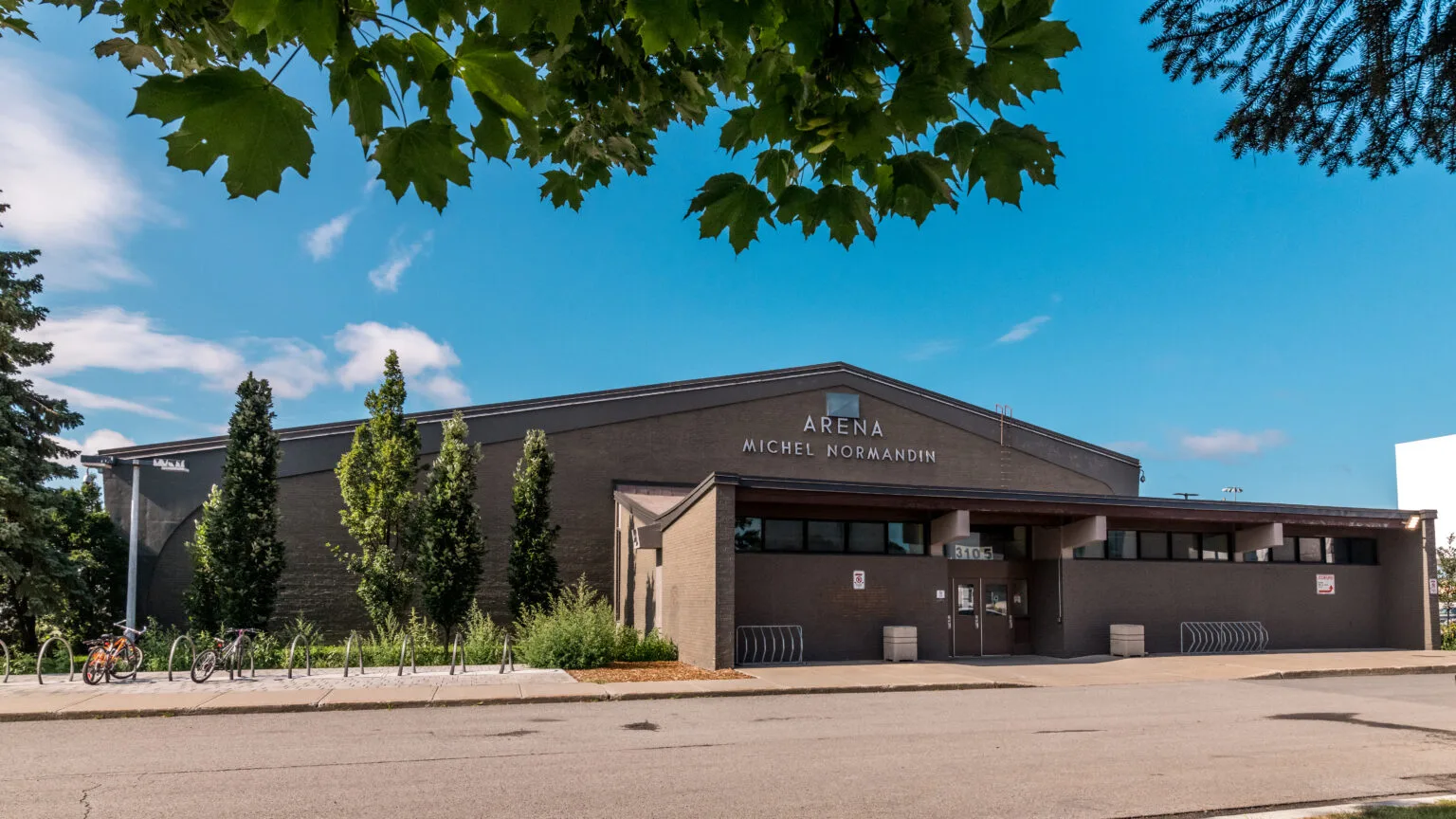 L'aréna Michel-Normandin à Brossard, un bâtiment bas en brique dont le nom surmonte l'entrée. — Aréna Michel-Normandin (Brossard)