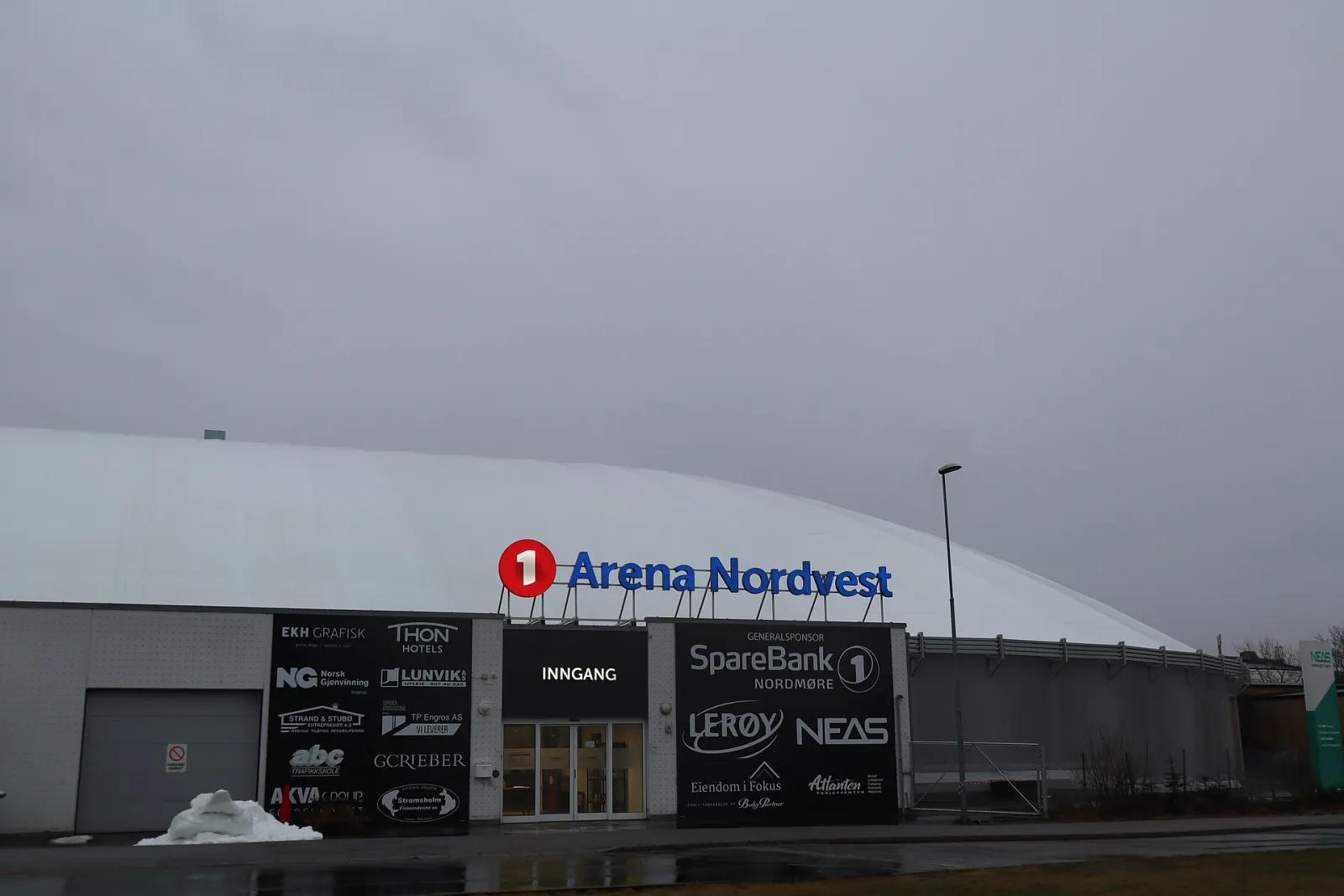 The entrance and white domed roof of Arena Nordvest — Arena Nordvest