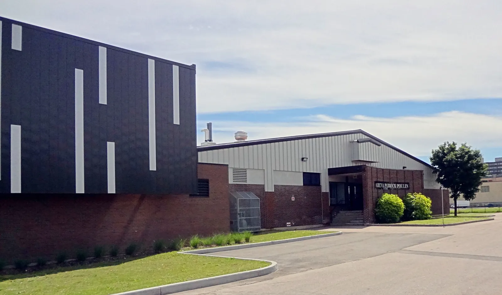 L’Aréna Patrick-Poulin sur l’avenue du Chanoine-Côté, dans le secteur Vanier à Québec, avec son coin à panneaux foncés et son entrée de brique — Aréna Patrick-Poulin