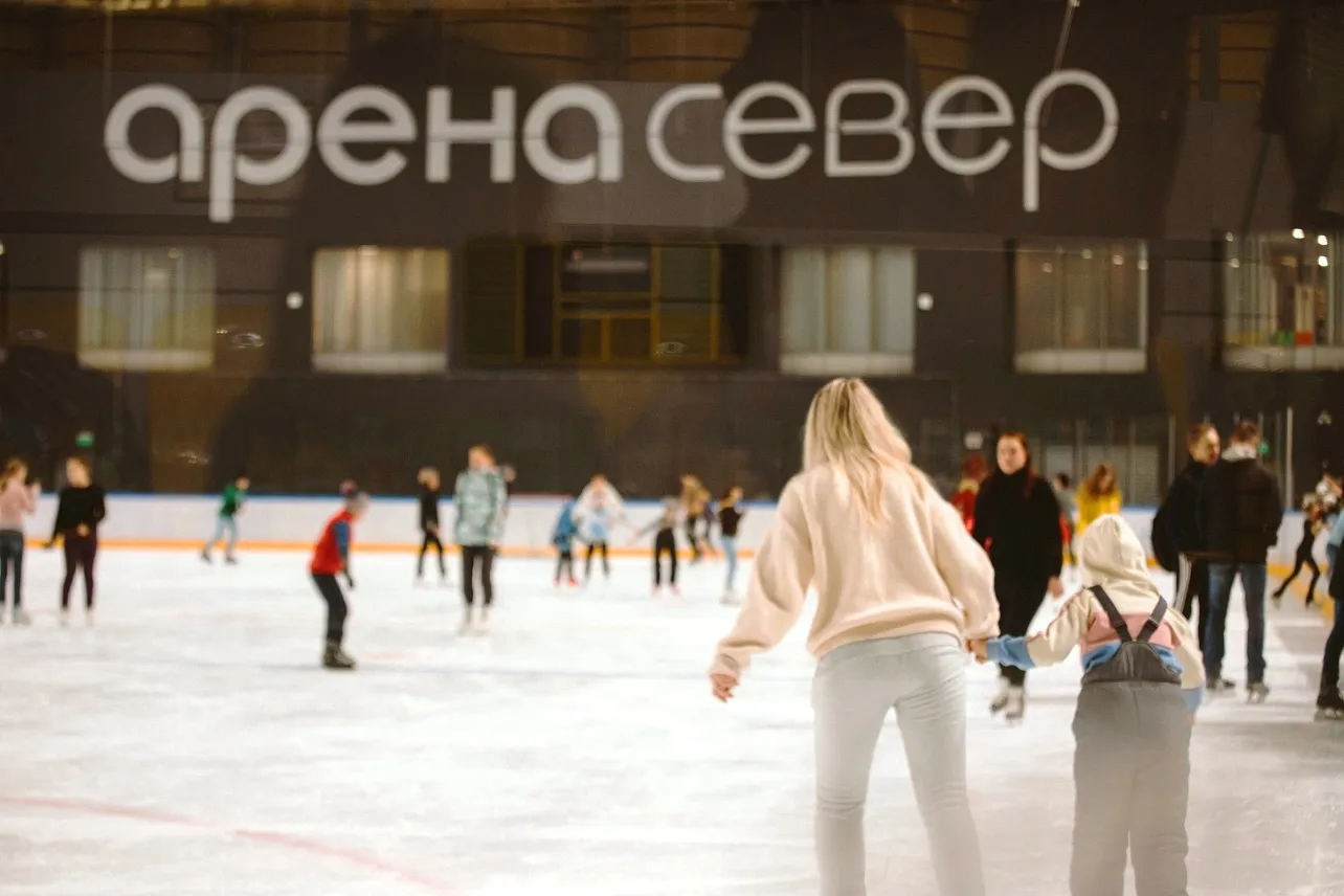 Public skating on the ice of the Arena Sever complex in Krasnoyarsk — Arena Sever Krasnoyarsk