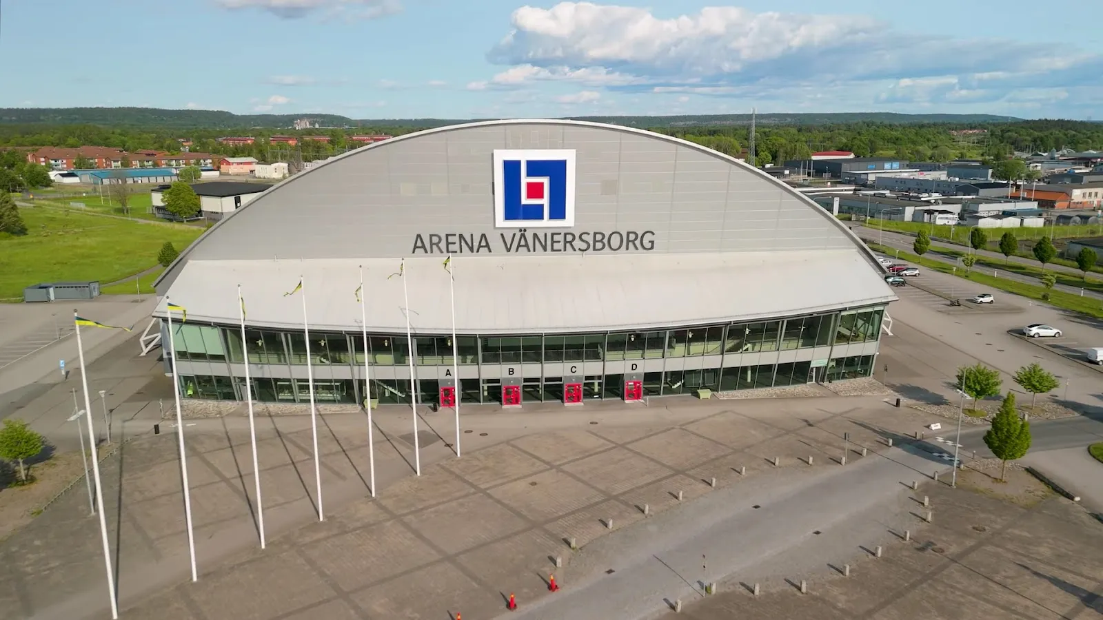 Arena Vänersborg, den välvda inomhusarenan vid Brättevägen, sedd framifrån – Arena Vänersborg