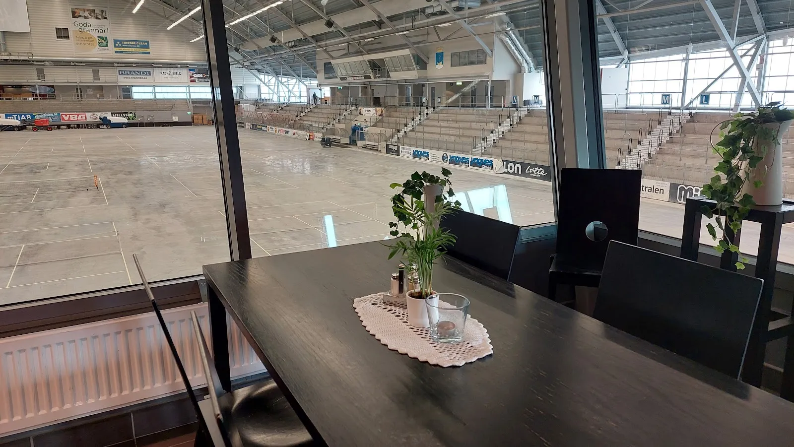 Den tomma isen i Arena Vänersborg sedd från arenans restaurang – Arena Vänersborg