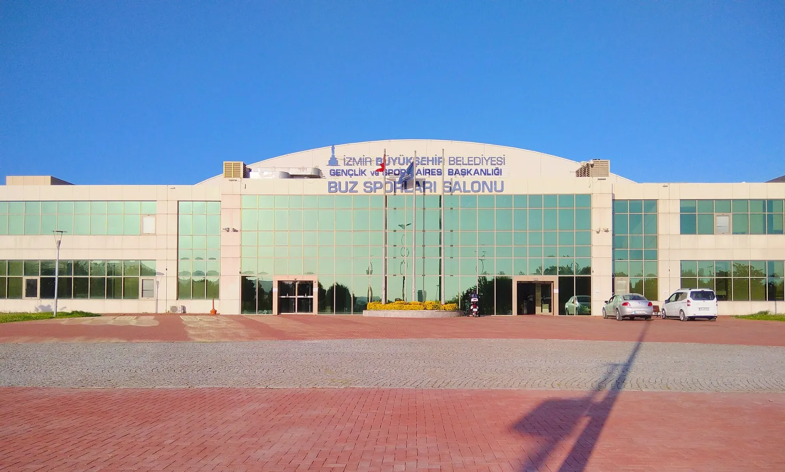 The street front of the İzmir Aşık Veysel Buz Sporları Salonu — İzmir Aşık Veysel Buz Sporları Salonu