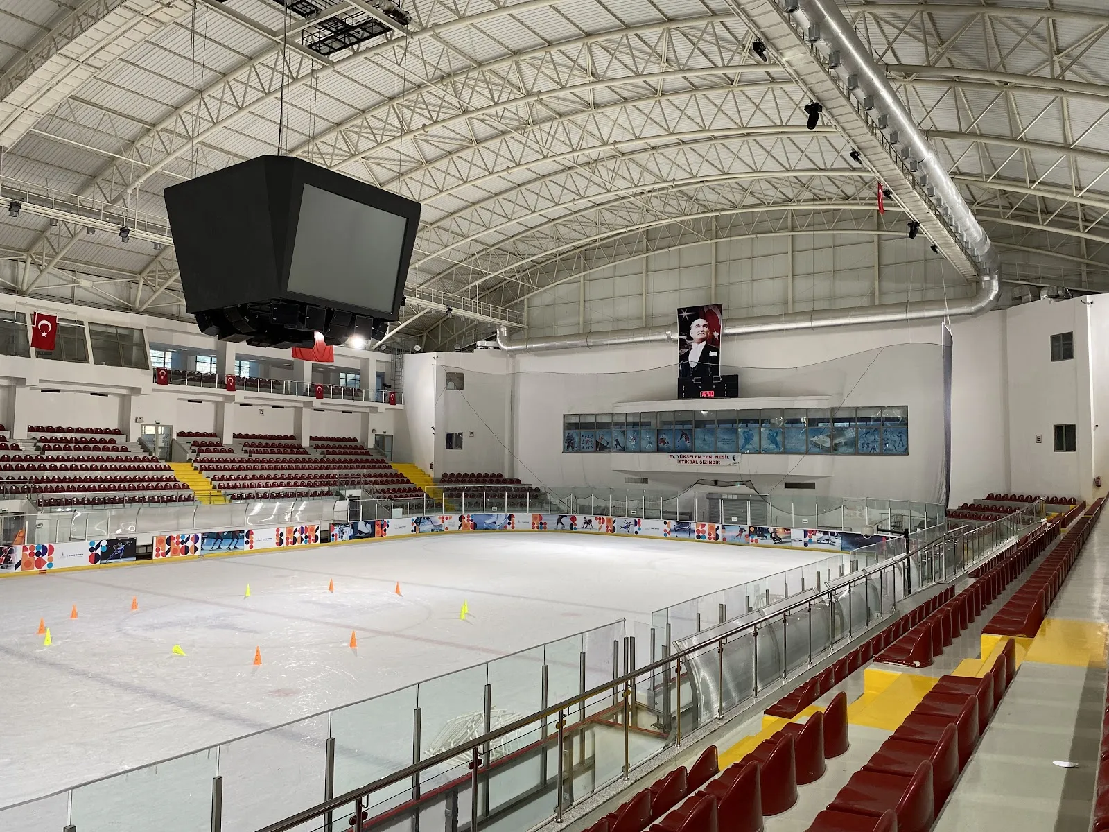 The ice sheet and stands of the İzmir Aşık Veysel Buz Sporları Salonu — İzmir Aşık Veysel Buz Sporları Salonu