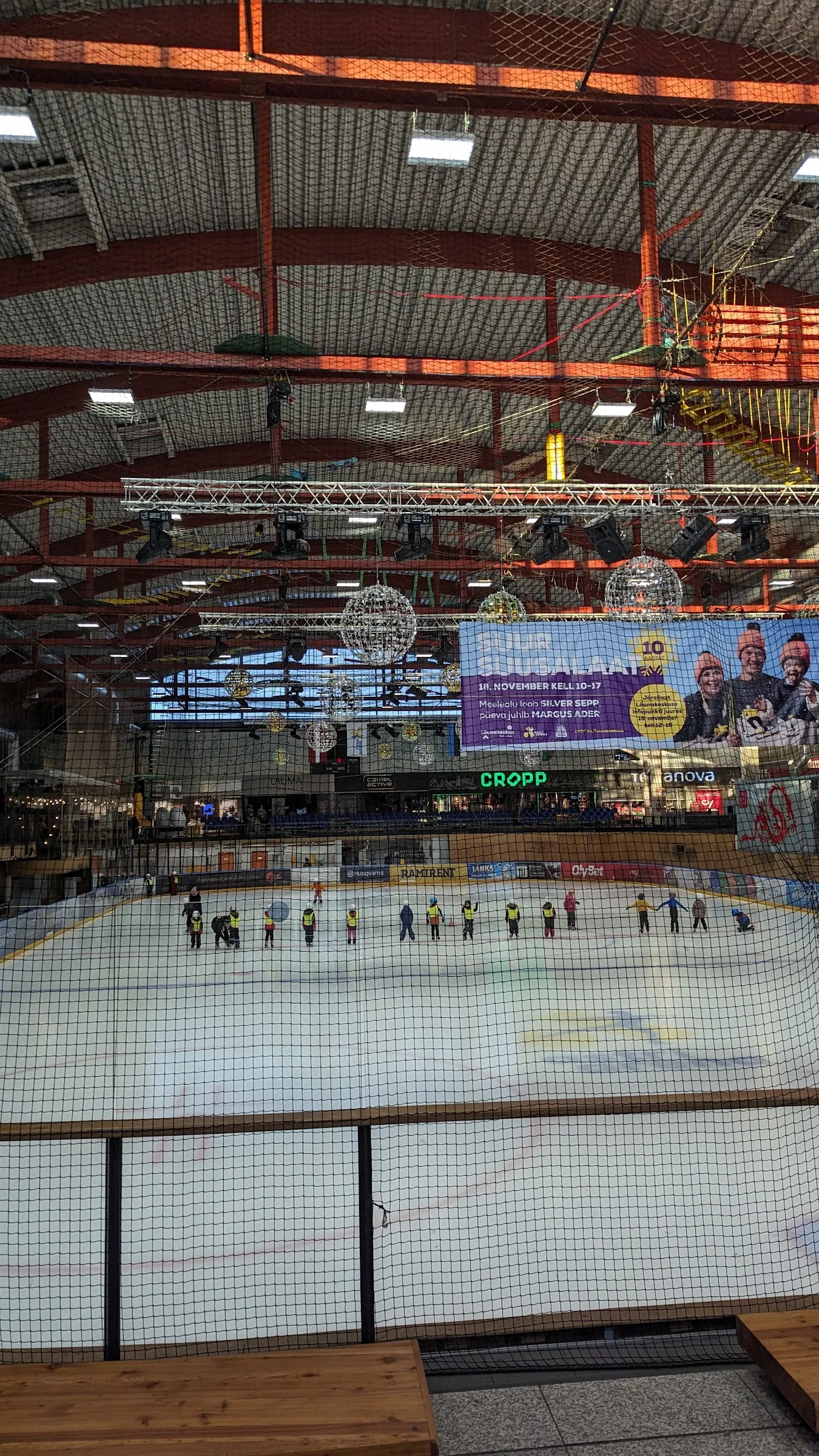 Jääväljak Astri Arenas tribüünilt vaadatuna, keskuse bännerid taustal – Astri Arena