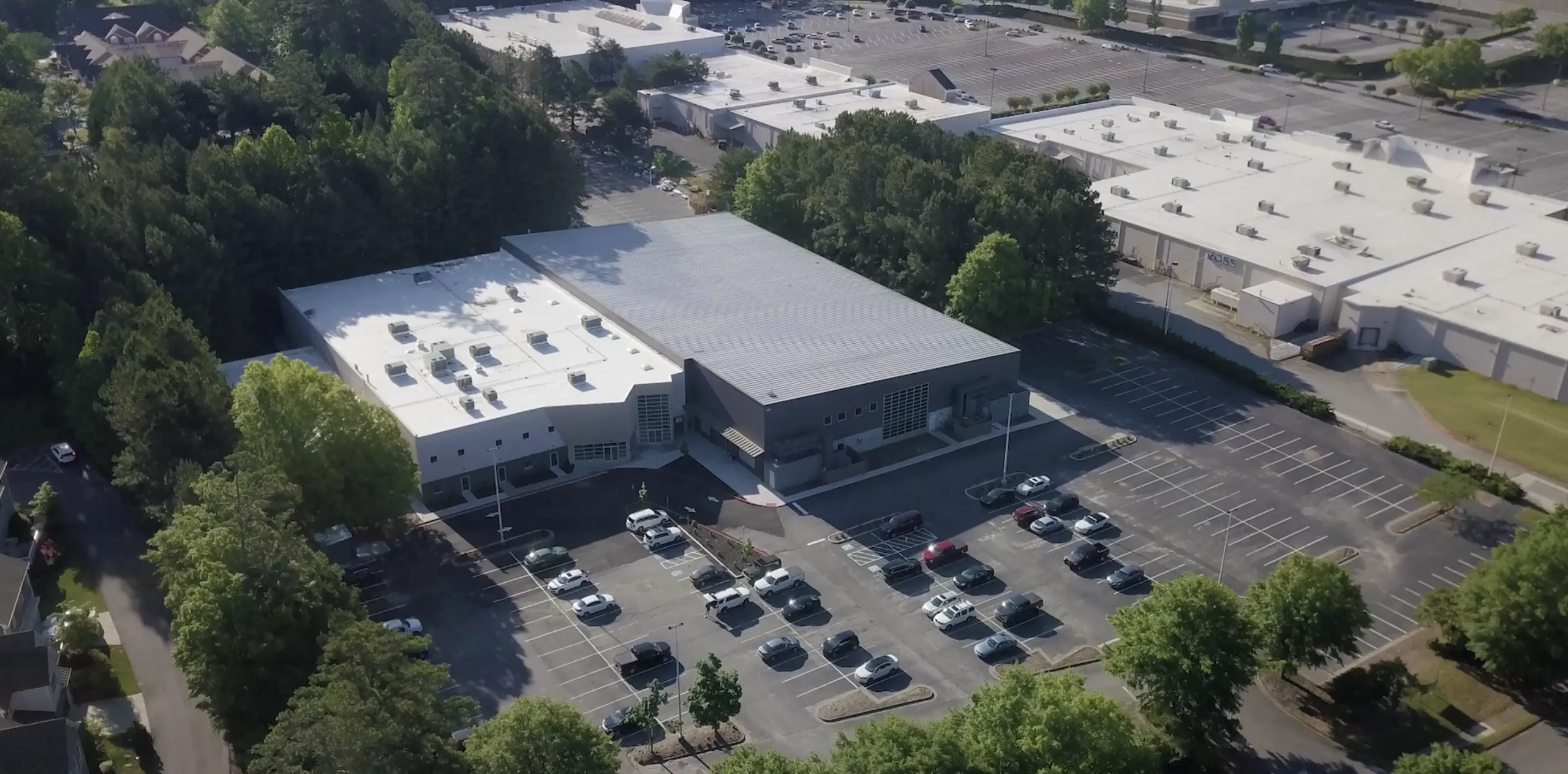 Vista aérea sobre la línea del techo y el estacionamiento — Atlanta Ice House
