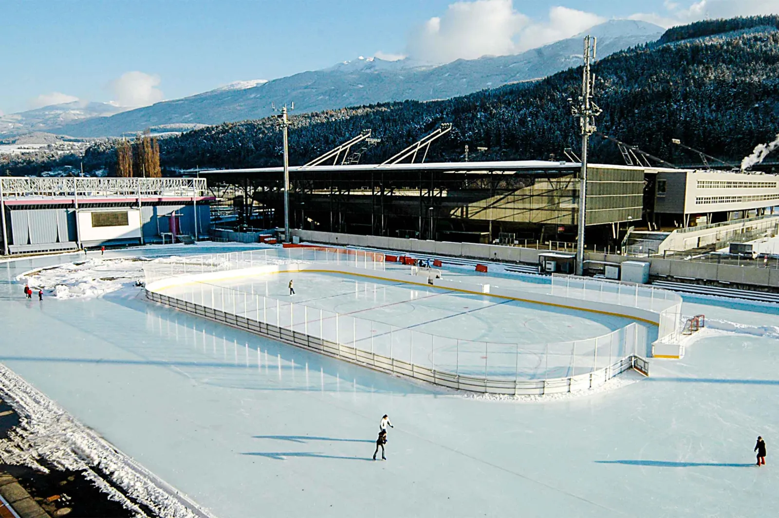 The open-air Außeneisring of the Olympiaworld Innsbruck in winter — Olympiaworld Außeneisring Innsbruck